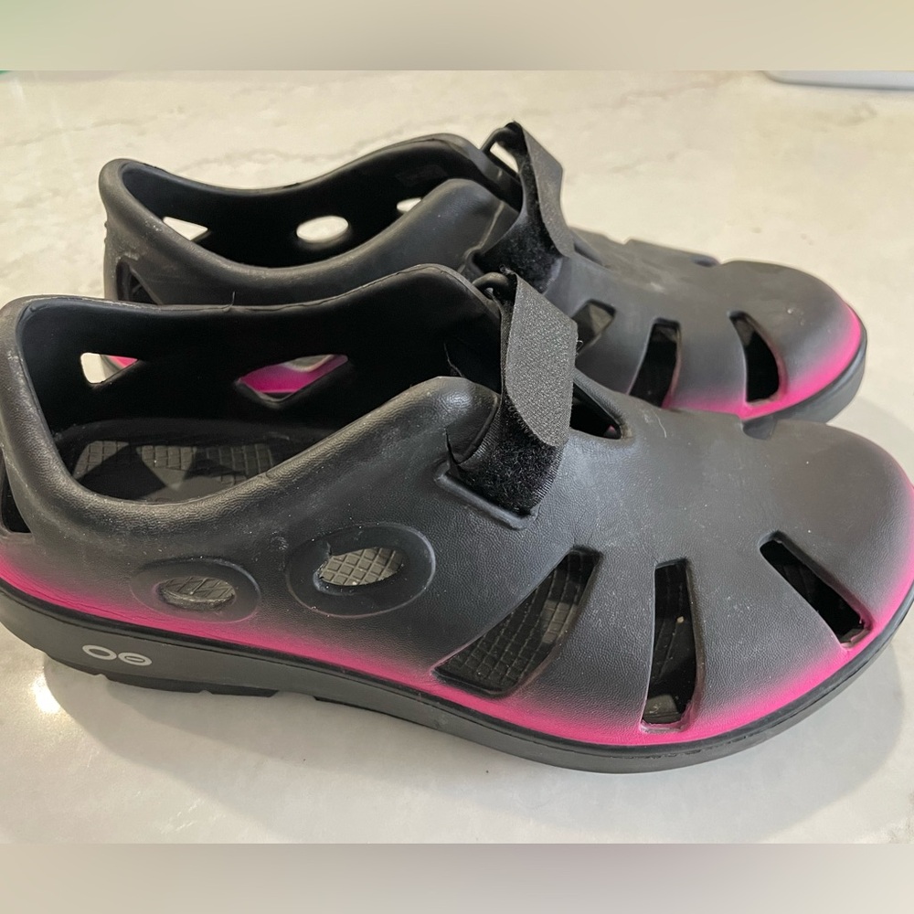 OOFOS Oocandoo Black and Pink
